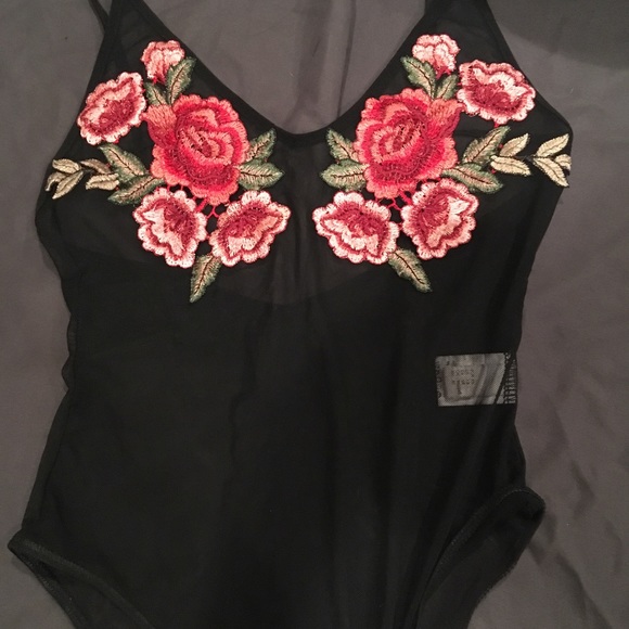 Rose patch mesh vneck bodysuit - Picture 3 of 3